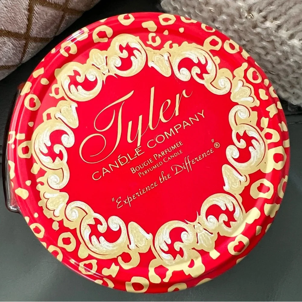 TYLER CANDLE COMPANY Glamorous Christmas 22 oz. BOUGIE PARFUMEE Perfumed Candle - Picture 6 of 11